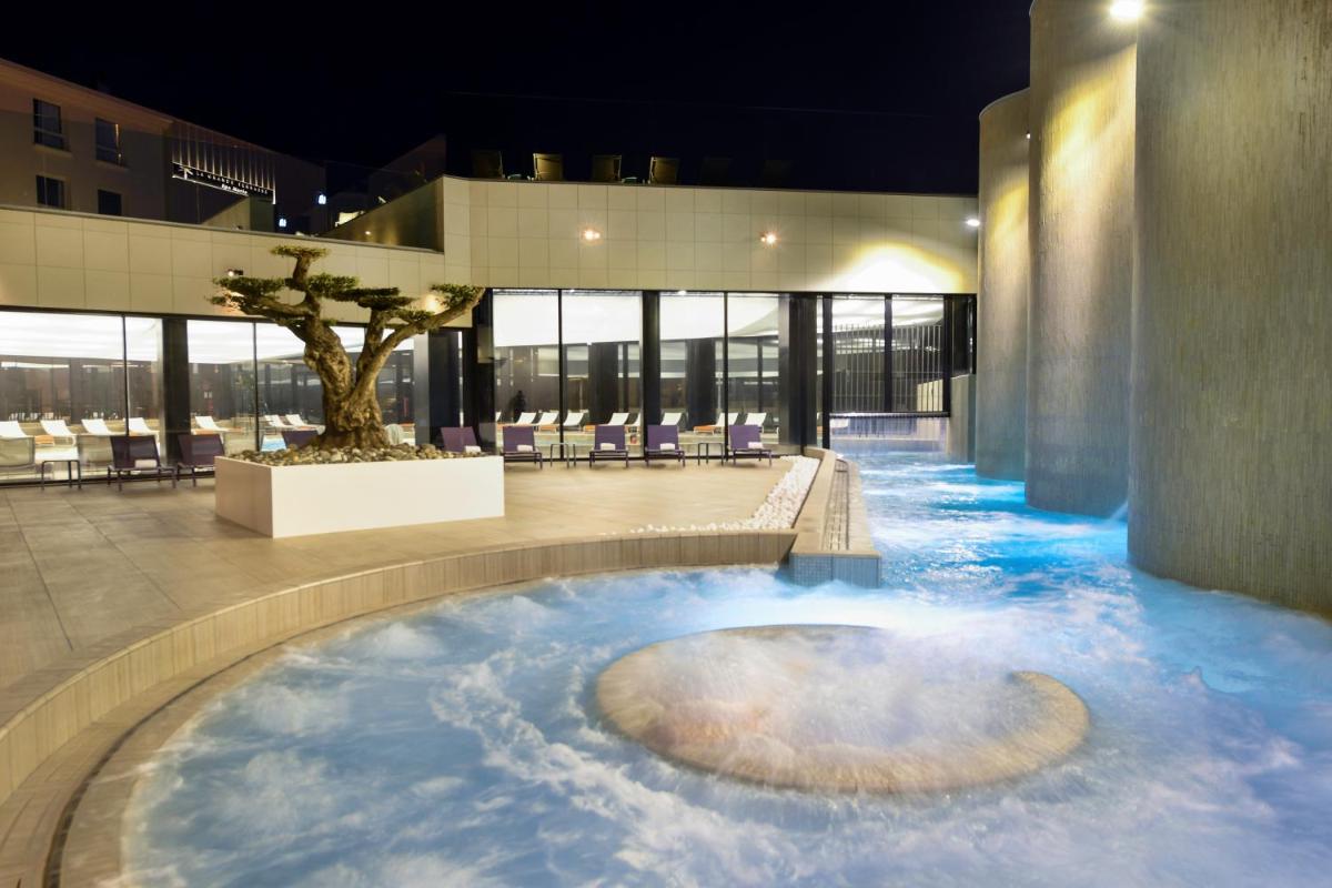 Piscine de l'établissement ibis styles La Rochelle Thalasso Chatelaillon ou située à proximité