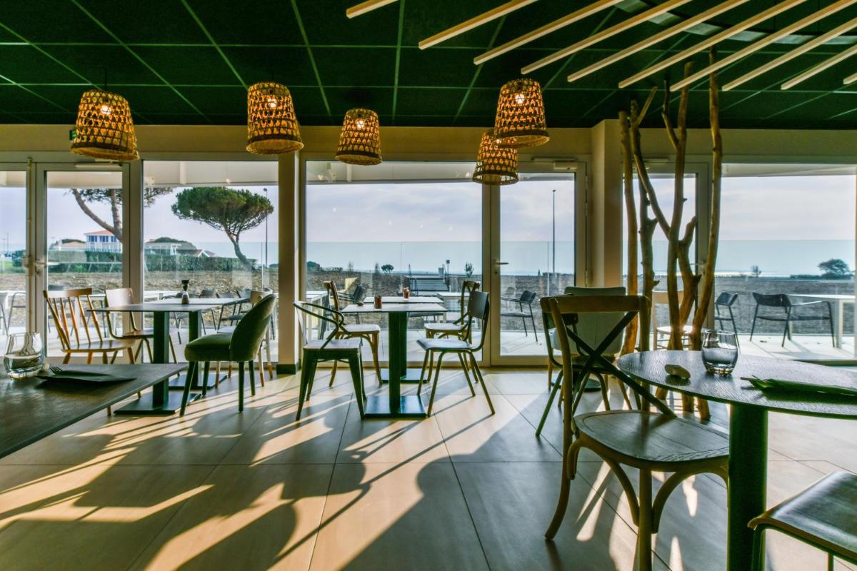 Restaurant ou autre lieu de restauration dans l'établissement ibis styles La Rochelle Thalasso Chatelaillon