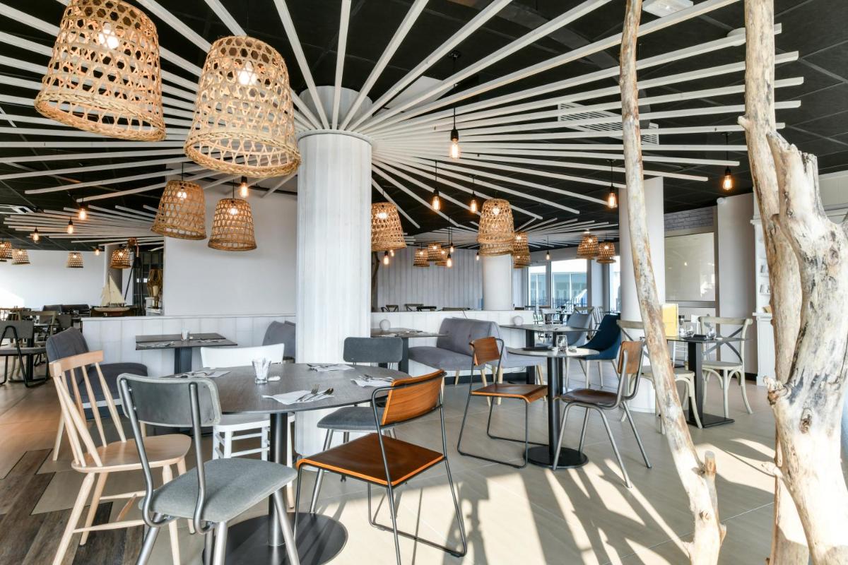 Restaurant ou autre lieu de restauration dans l'établissement ibis styles La Rochelle Thalasso Chatelaillon