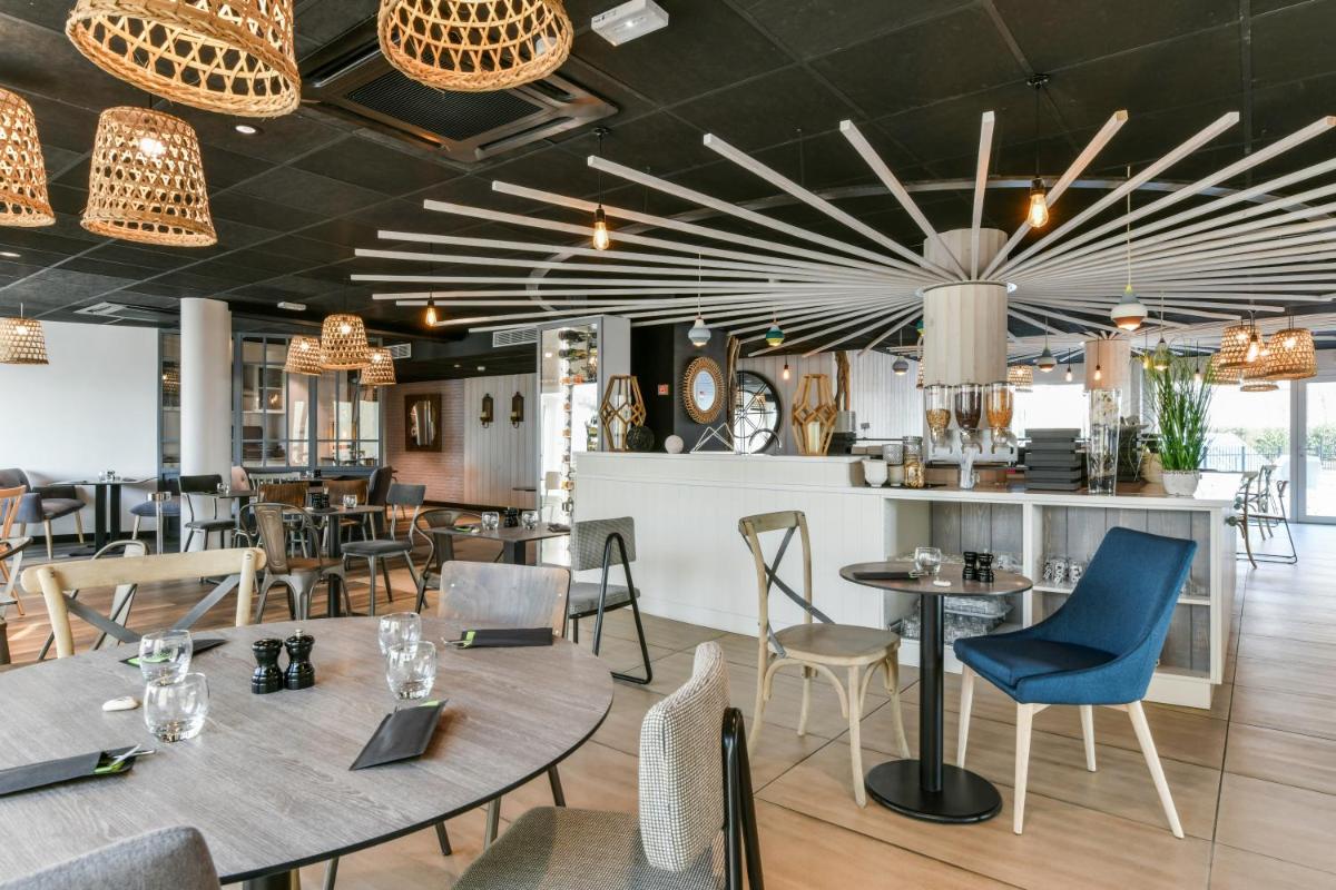Restaurant ou autre lieu de restauration dans l'établissement ibis styles La Rochelle Thalasso Chatelaillon