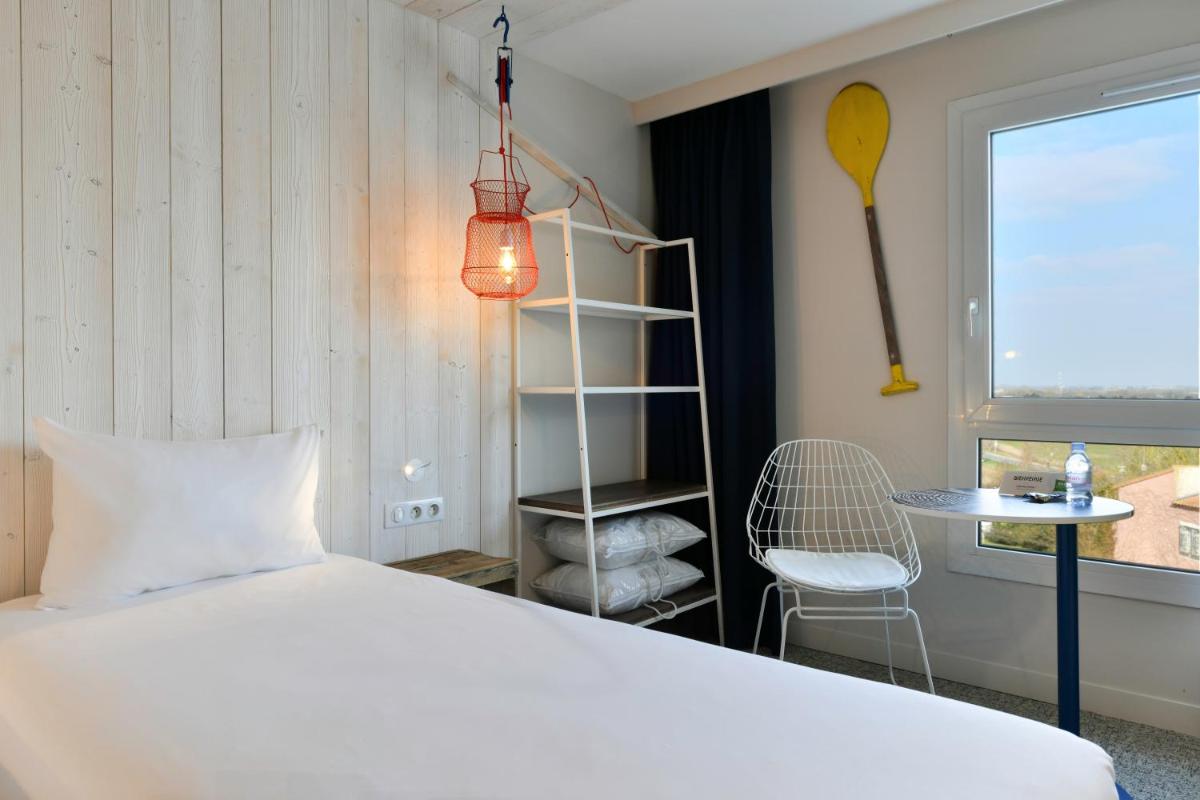 Un ou plusieurs lits dans un hébergement de l'établissement ibis styles La Rochelle Thalasso Chatelaillon
