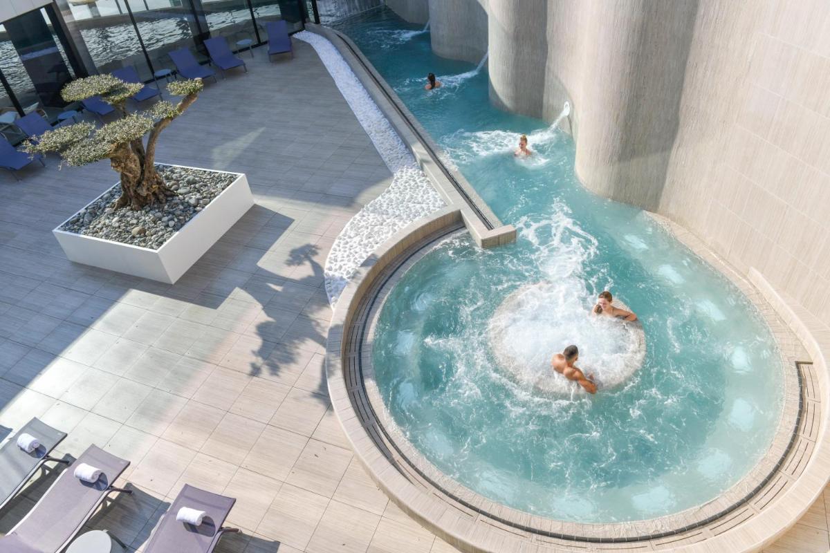 Piscine de l'établissement ibis styles La Rochelle Thalasso Chatelaillon ou située à proximité