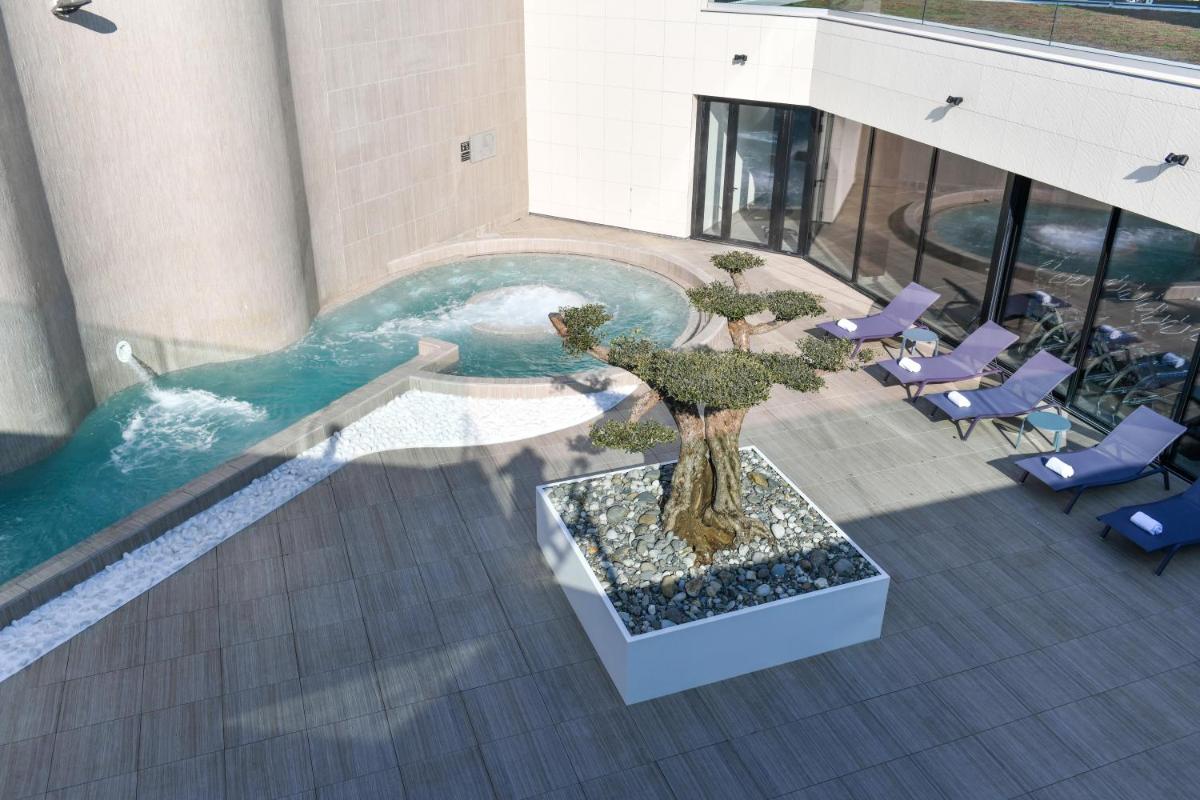 Piscine de l'établissement ibis styles La Rochelle Thalasso Chatelaillon ou située à proximité