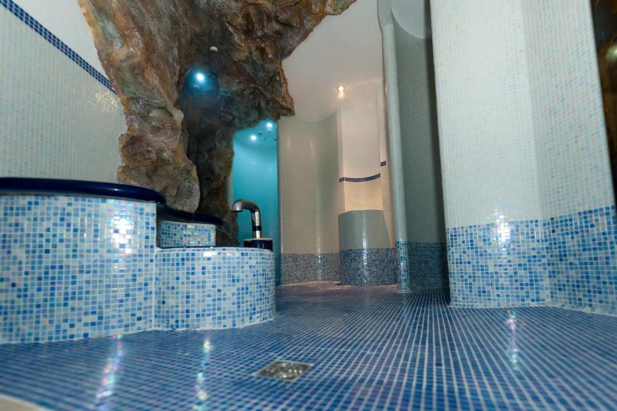 Salle de bains dans l'établissement Hôtel du Parc, Restaurant, Spa & Wellness