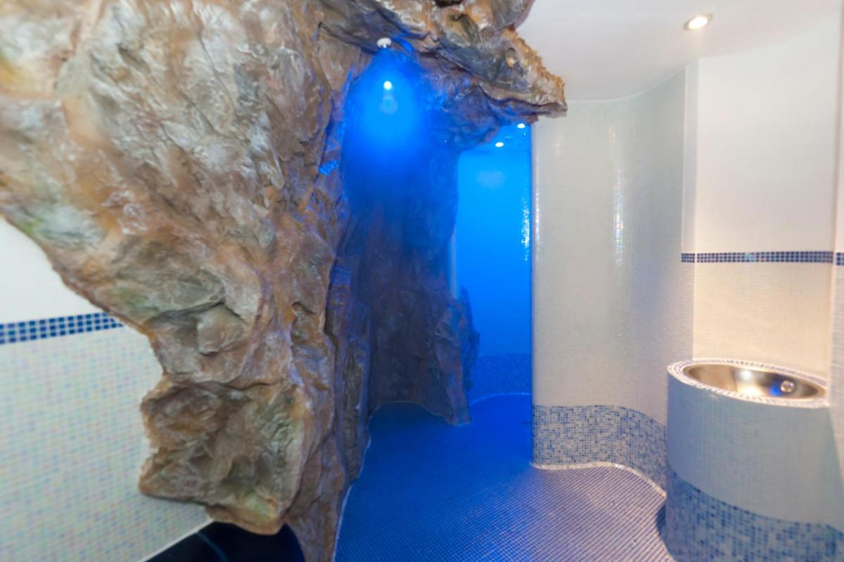 Salle de bains dans l'établissement Hôtel du Parc, Restaurant, Spa & Wellness