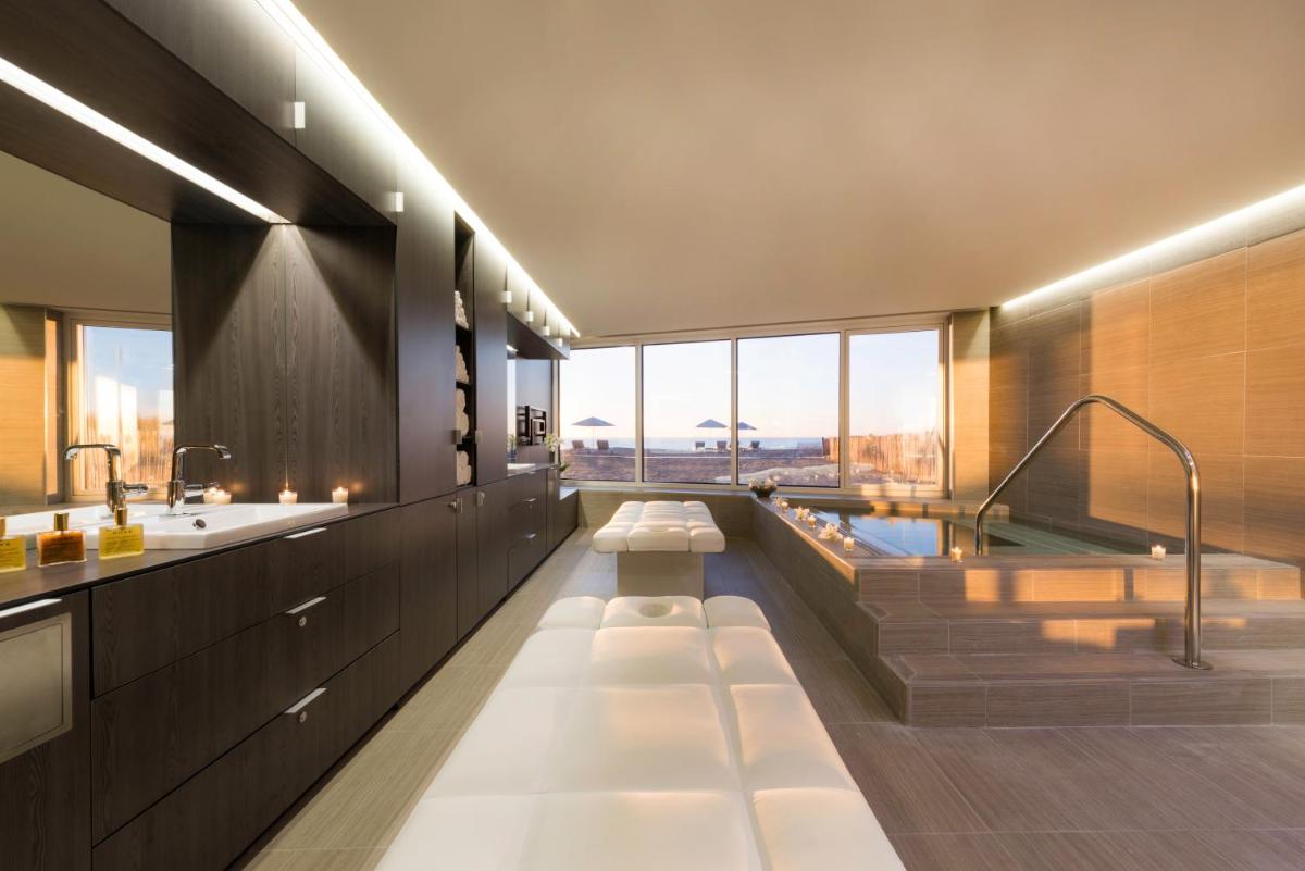 une salle de bain avec baignoire et lavabo dans l'établissement La Grande Terrasse Hotel & Spa La Rochelle - MGallery Collection, à Châtelaillon-Plage
