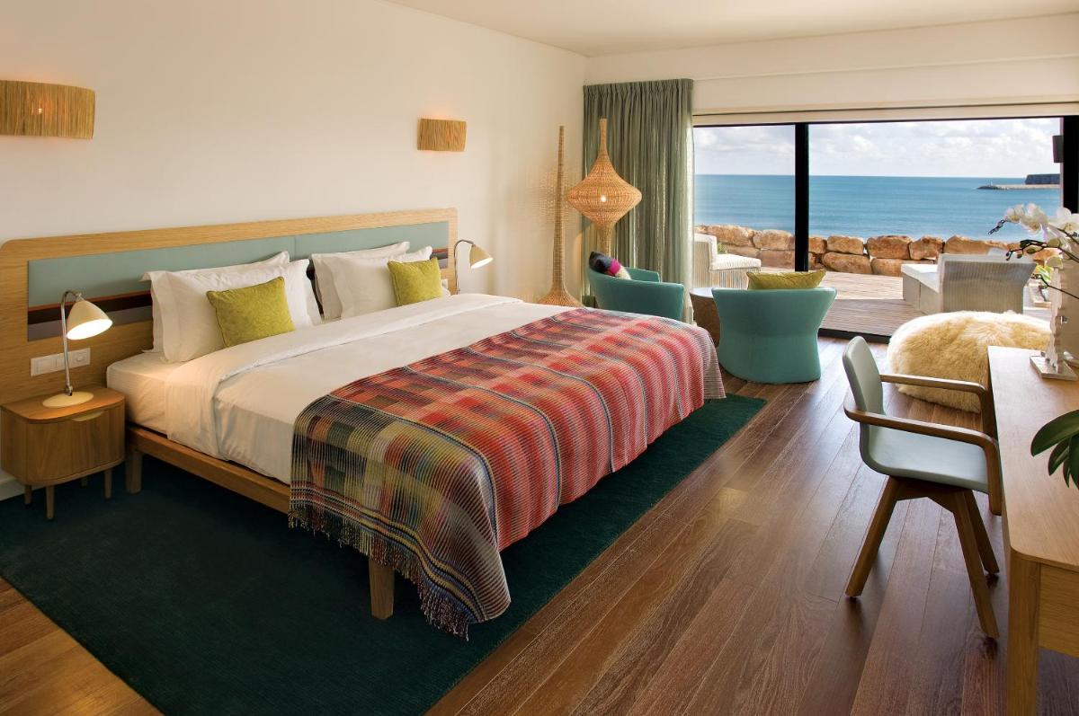 um quarto com uma cama e vista para o oceano em Martinhal Sagres Beach Family Resort Hotel em Sagres