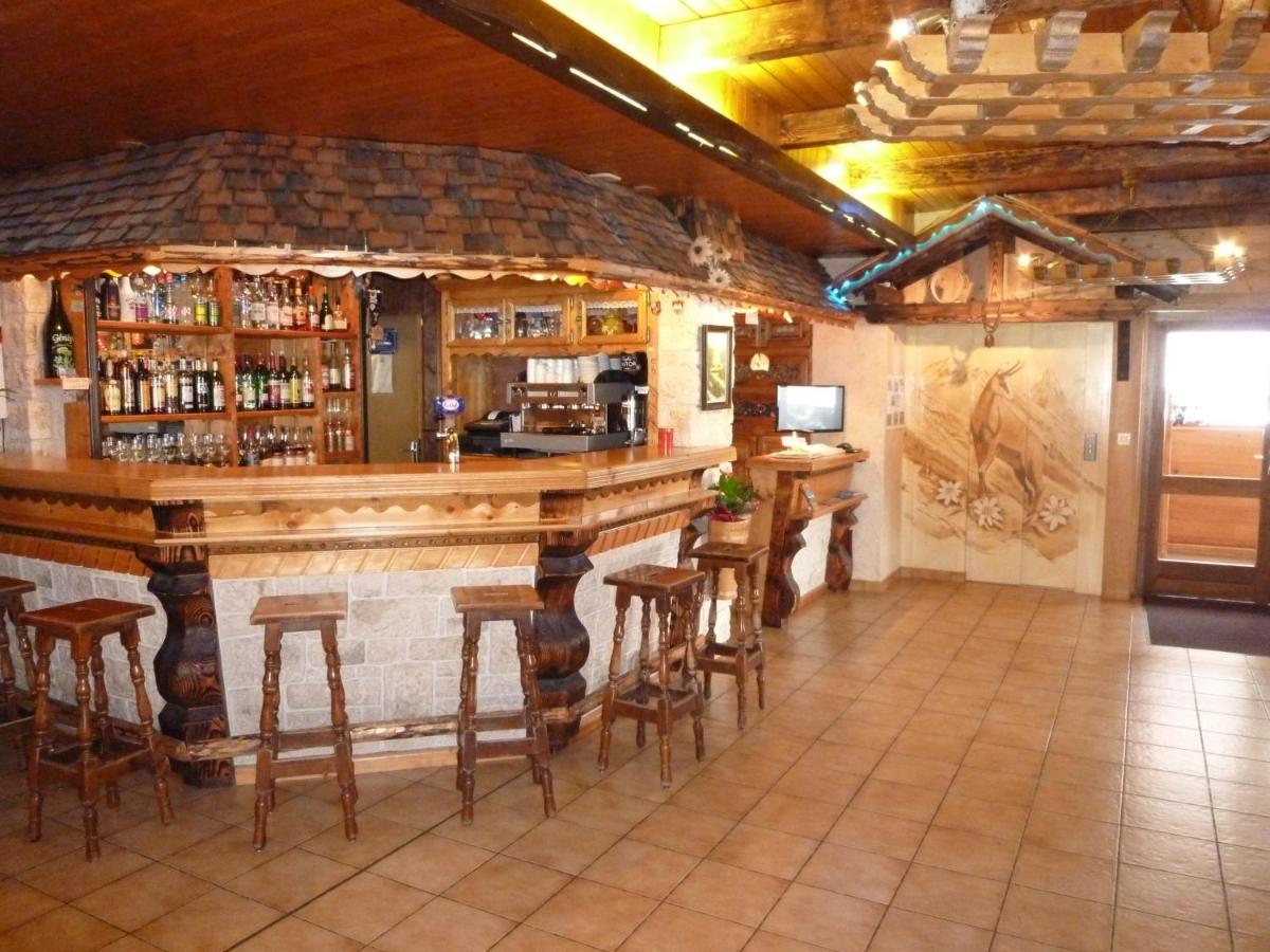Salon ou bar de l'établissement Hotel Le Ferraillon