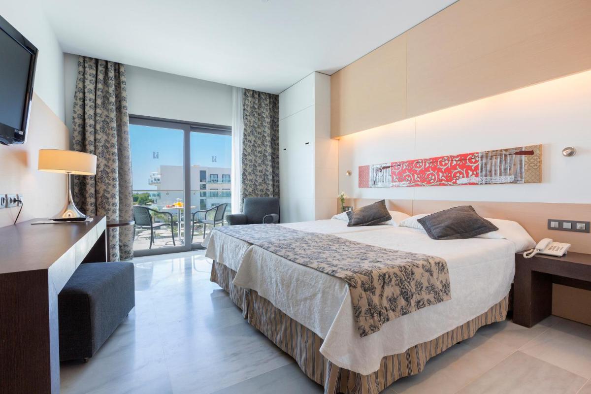 Cama o camas de una habitación en Hipotels Gran Conil