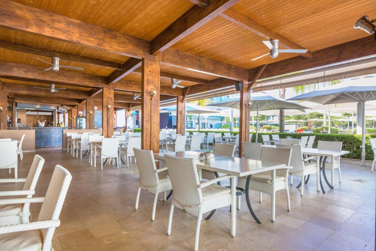 Un restaurante o sitio para comer en Hipotels Gran Conil