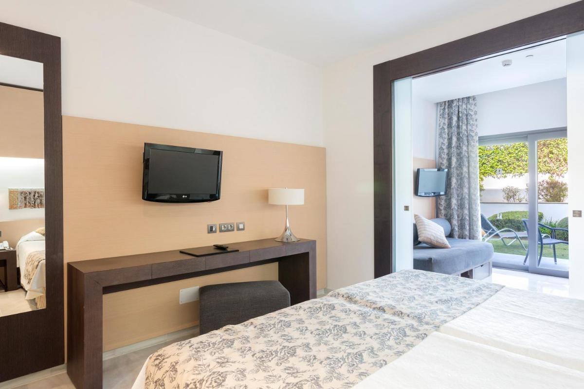Cama o camas de una habitación en Hipotels Gran Conil