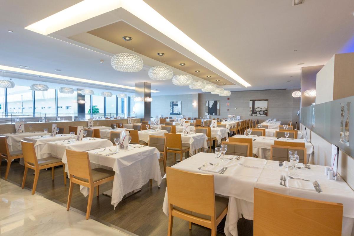 Un restaurante o sitio para comer en Hipotels Gran Conil