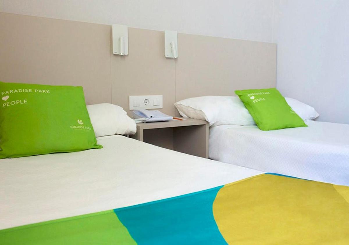 Cama o camas de una habitación en Paradise Park Fun Lifestyle Hotel