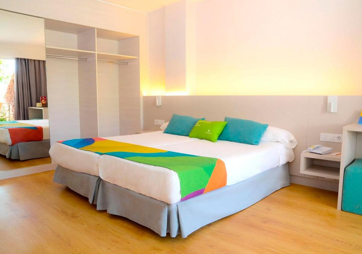 Cama o camas de una habitación en Paradise Park Fun Lifestyle Hotel
