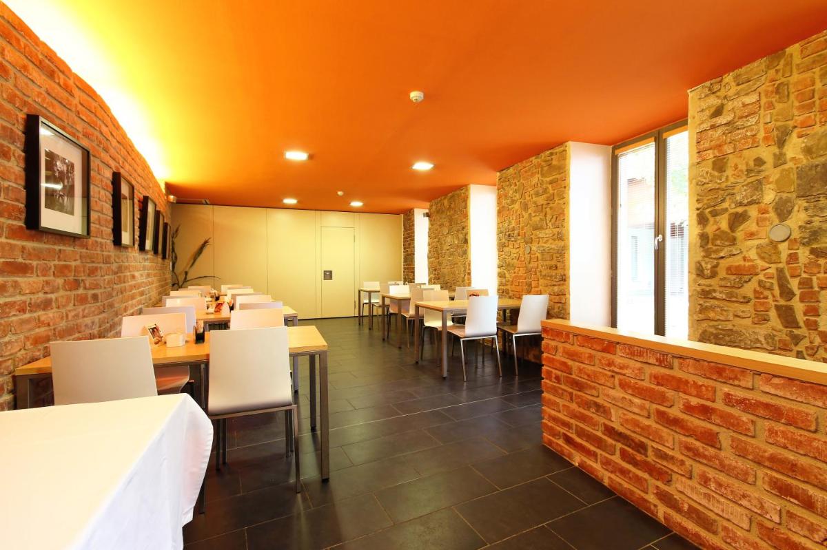 Hotel U Tří volů - Housity