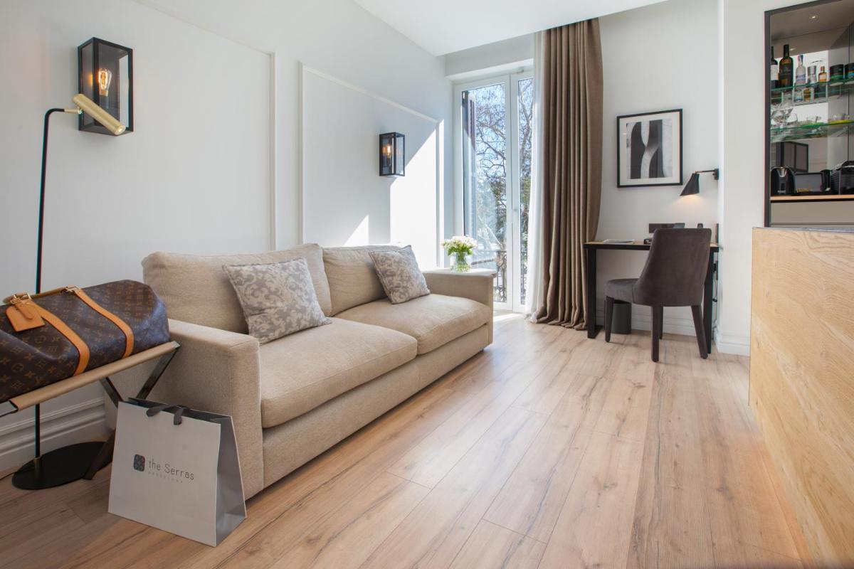 sala de estar con sofá, mesa y escritorio en Serras Barcelona, en Barcelona