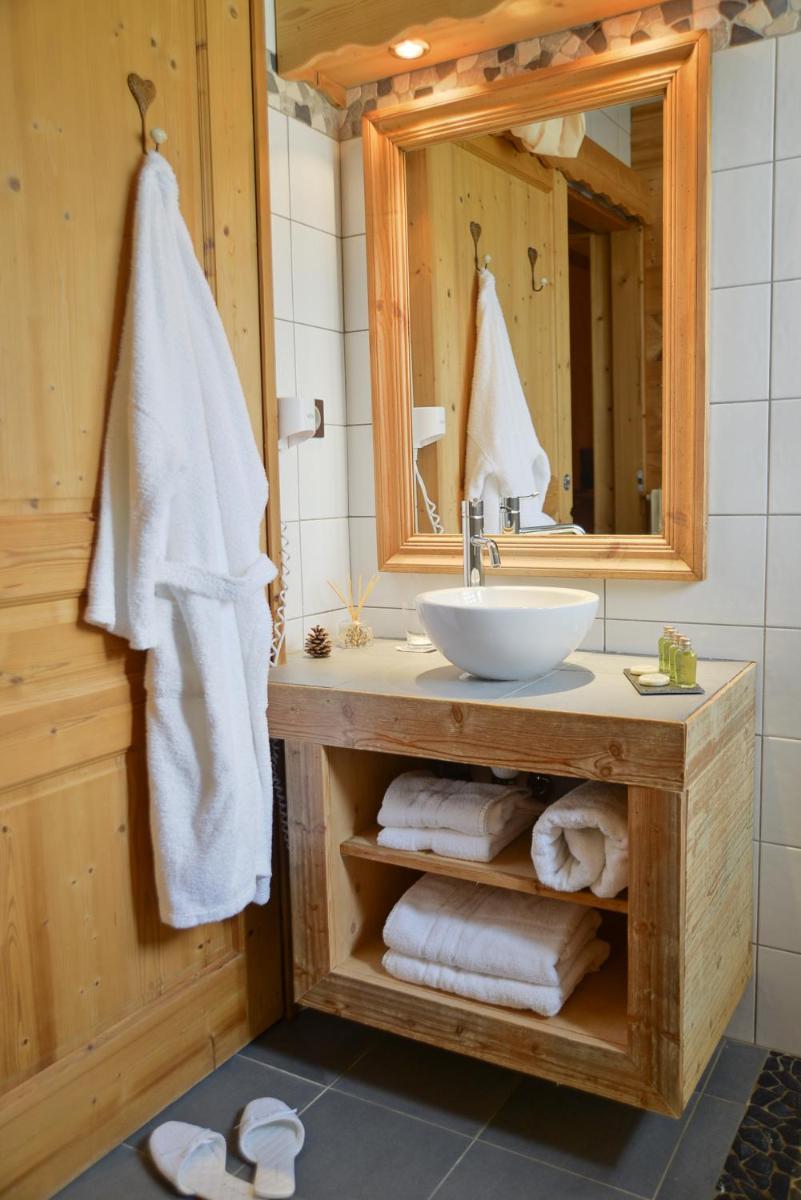 Salle de bains dans l'établissement Café-Hôtel Le Morillon, Domaine du Grand Massif-Samoëns