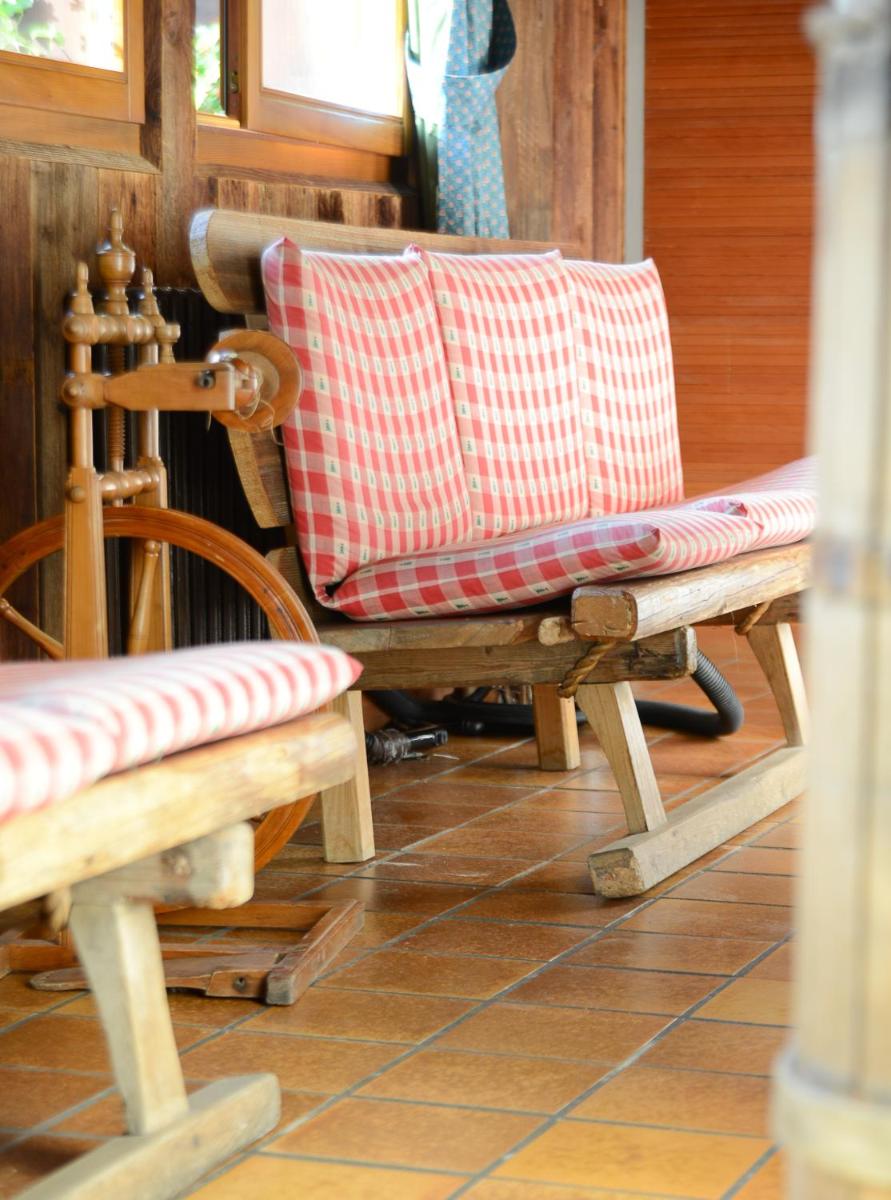 Coin salon dans l'établissement Café-Hôtel Le Morillon, Domaine du Grand Massif-Samoëns