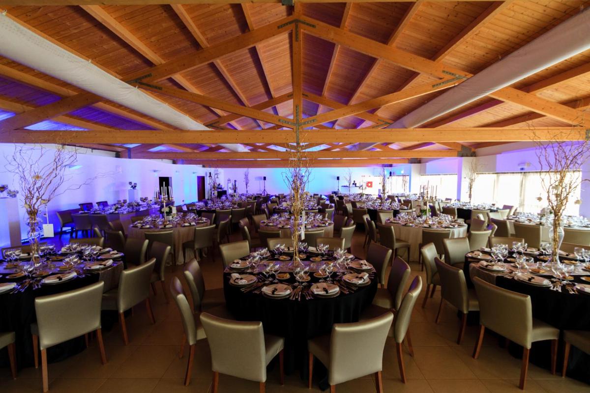 um salão de banquetes cheio de mesas e cadeiras em Hotel Vila D'Óbidos em Óbidos mais 106 fotografias