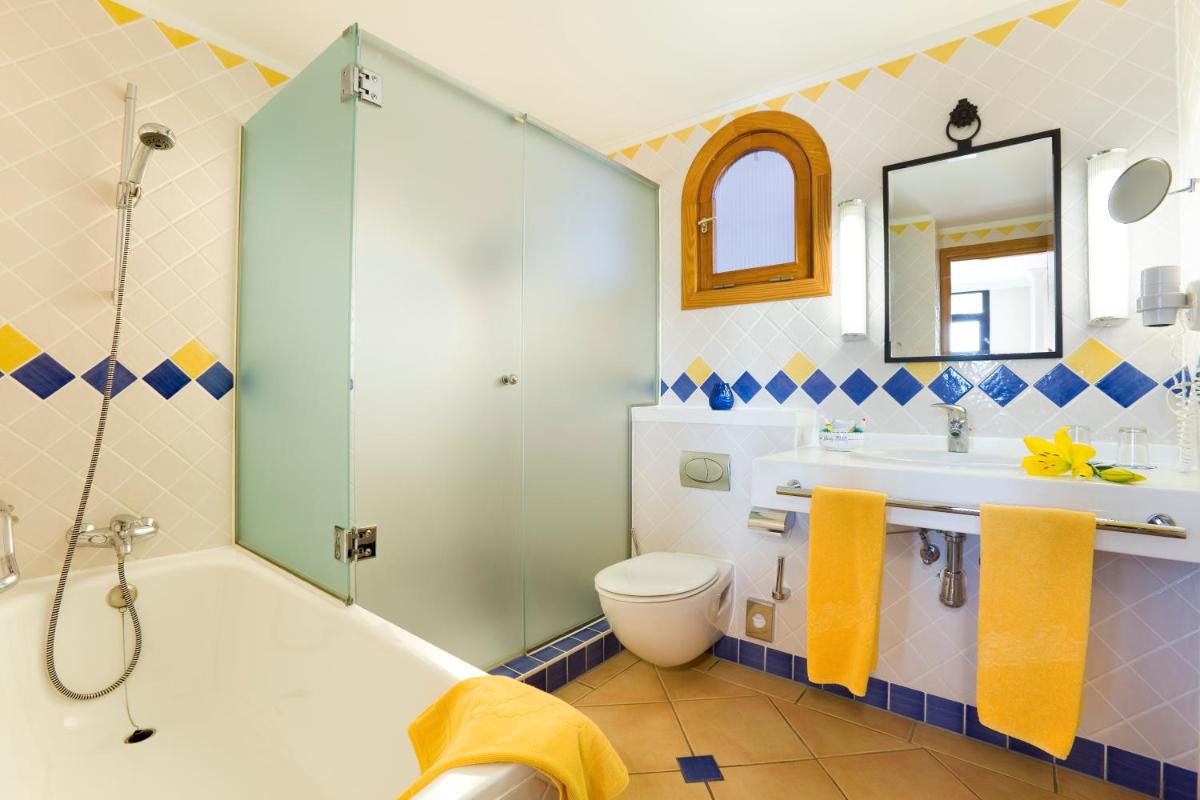 Un baño con bañera, lavabo e inodoro. en Seaside Sandy Beach, en Playa del Inglés