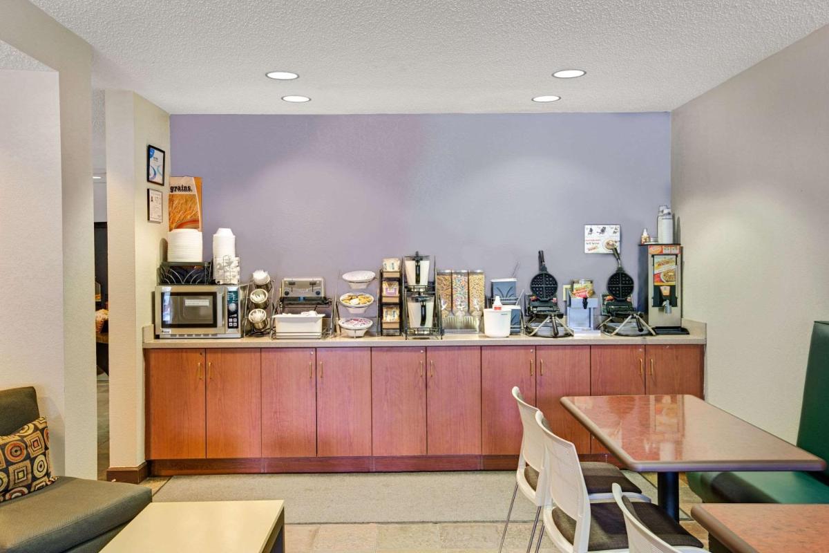 Microtel Inn & Suites by Wyndham Cherokee - Housity