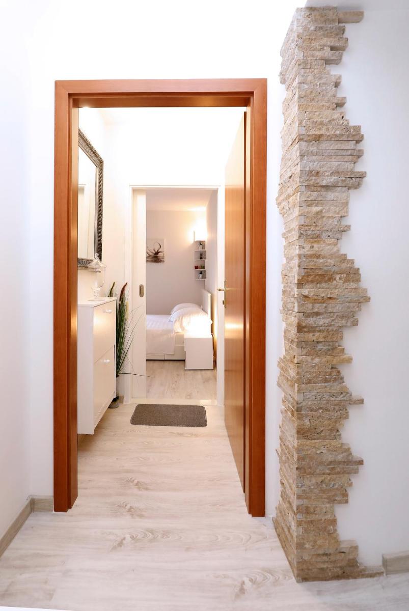 Apartment B&J Very Near Center of Town (Riva) - Housity