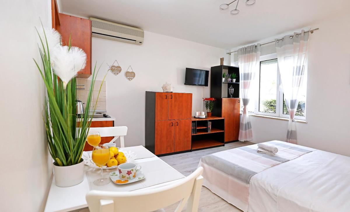 Apartment B&J Very Near Center of Town (Riva) - Housity