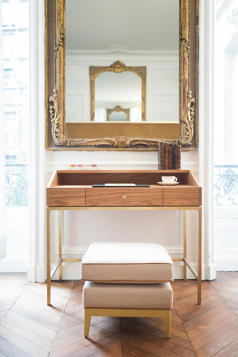 une coiffeuse avec un miroir et un tabouret dans l'établissement Hôtel Alfred Sommier, à Paris