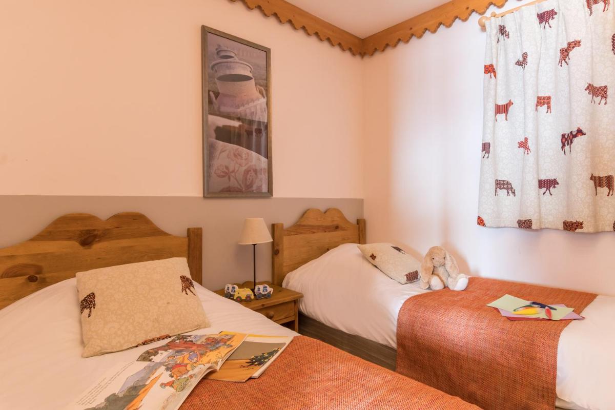 une chambre avec deux lits et une fenêtre dans l'établissement Résidence Pierre & Vacances Premium Les Hauts Bois, à Aime La Plagne