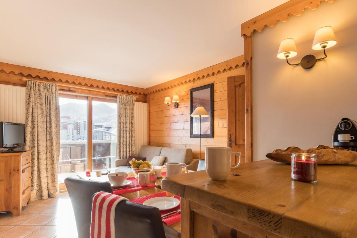 une cuisine et un salon avec une table et une salle à manger dans l'établissement Résidence Pierre & Vacances Premium Les Hauts Bois, à Aime La Plagne 50 autres photos