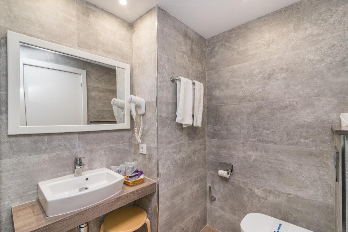 Un baño de Hotel Na Taconera