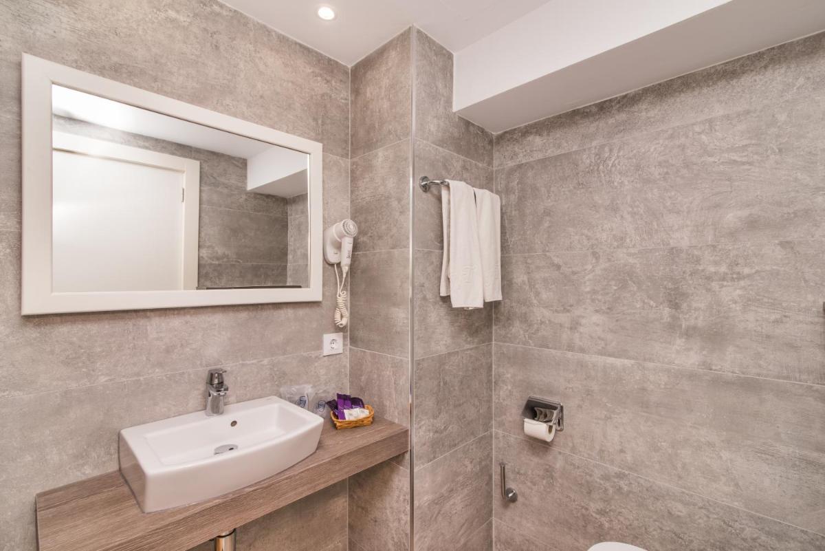 Un baño de Hotel Na Taconera