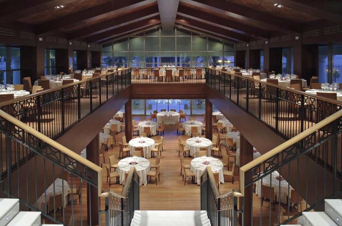 Un restaurante o sitio para comer en Las Arenas Balneario Resort