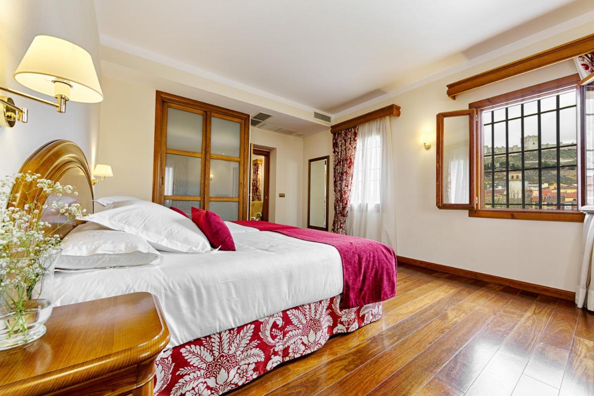 Cama o camas de una habitación en AZZ Peñafiel Las Claras Hotel & Spa