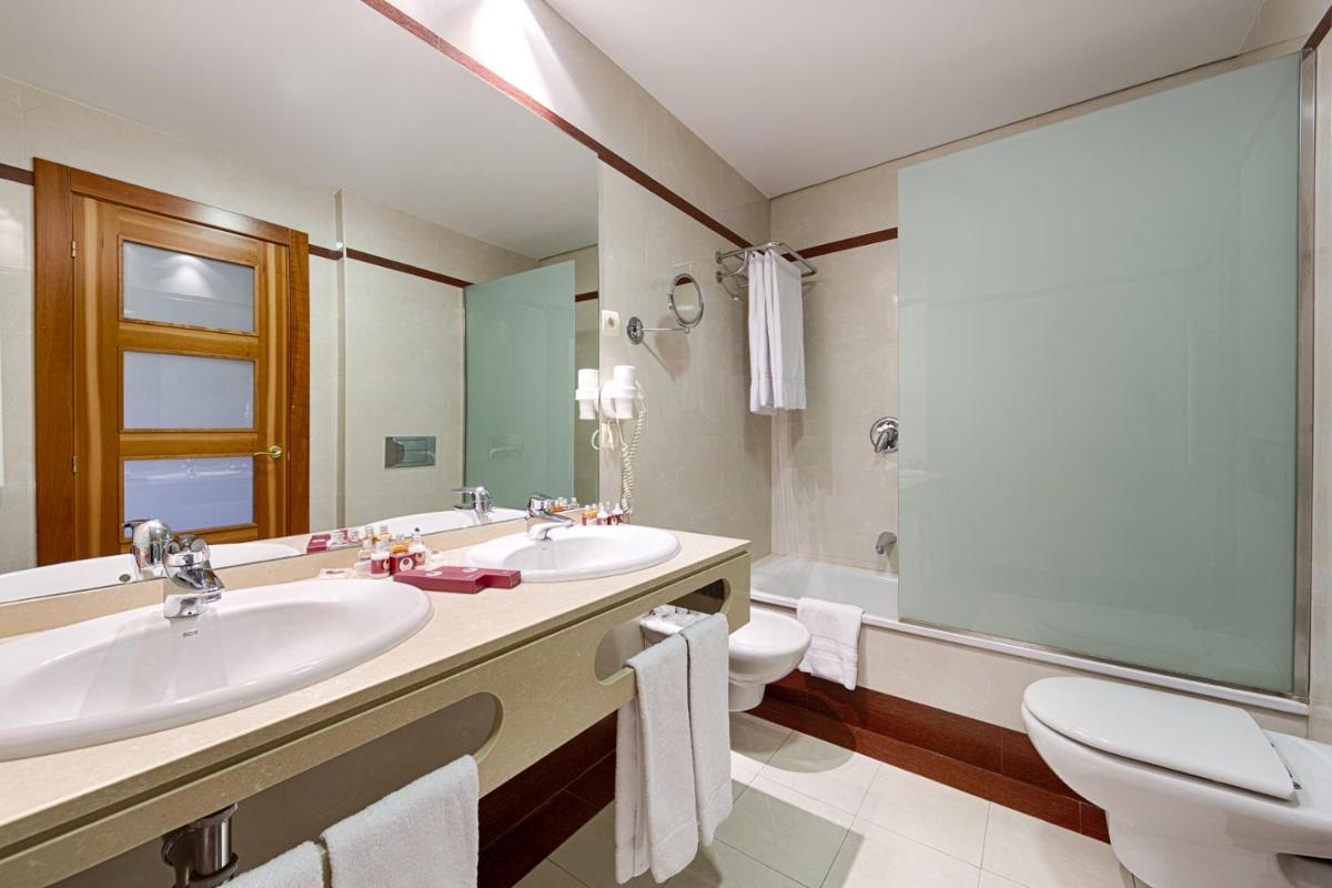 Un baño de AZZ Peñafiel Las Claras Hotel & Spa