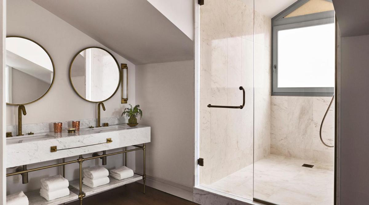 y baño con ducha, lavabo y espejo. en Gran Hotel Inglés - The Leading Hotels of the World, en Madrid