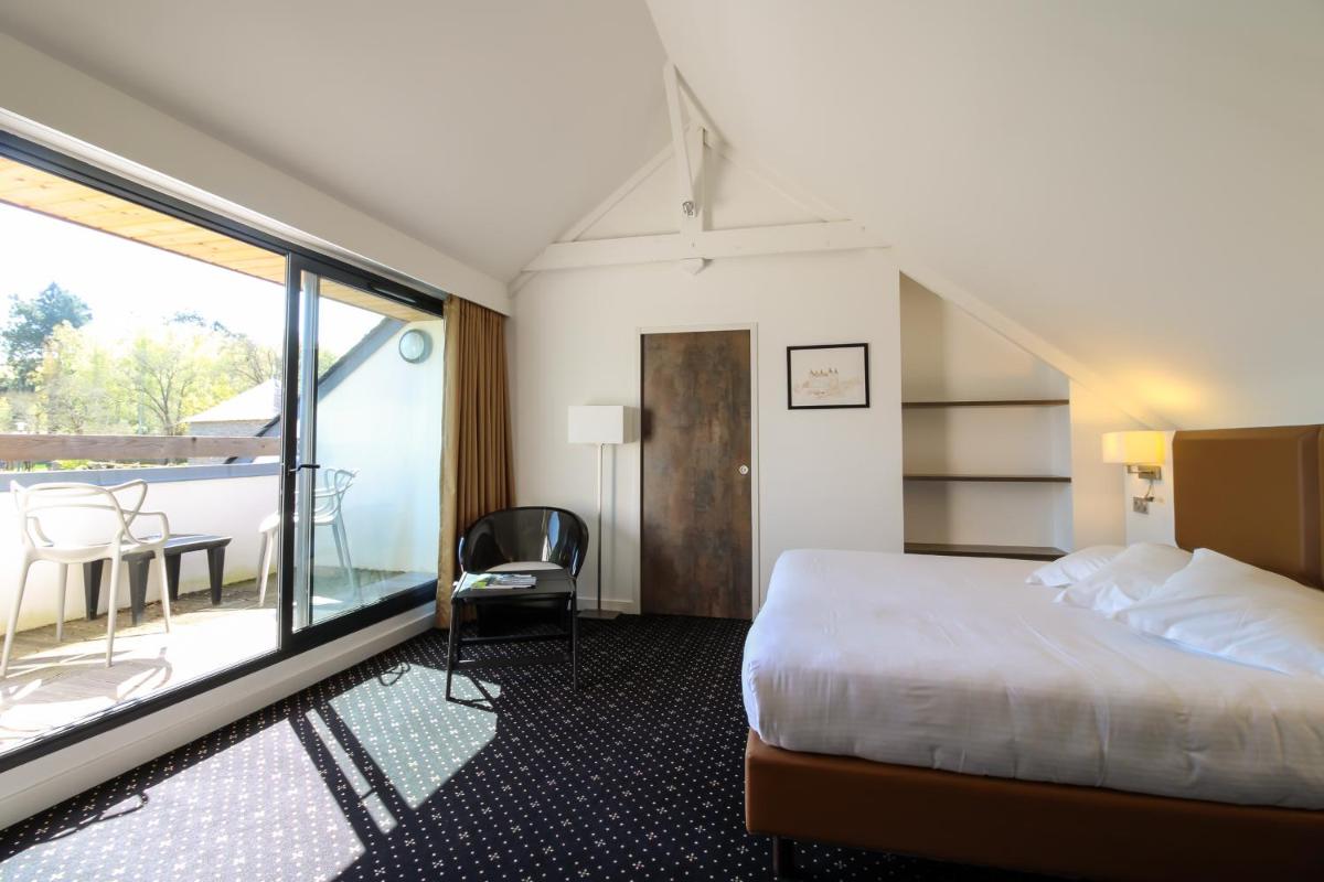 une chambre d'hôtel avec un lit et un balcon dans l'établissement Loire & Sens, à Juigné-sur-Loire 90 autres photos