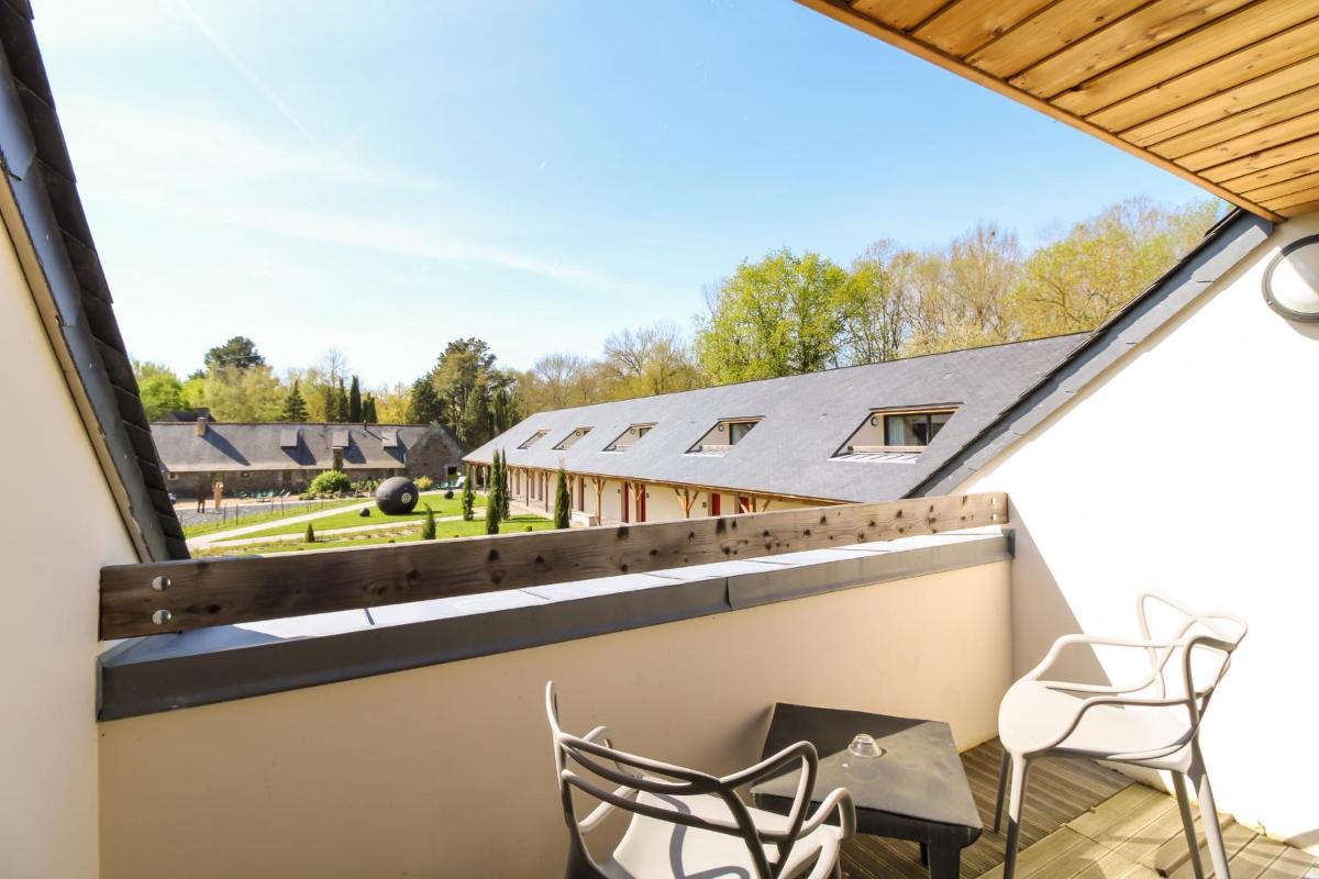 - une vue depuis le balcon d'une maison avec des chaises dans l'établissement Loire & Sens, à Juigné-sur-Loire