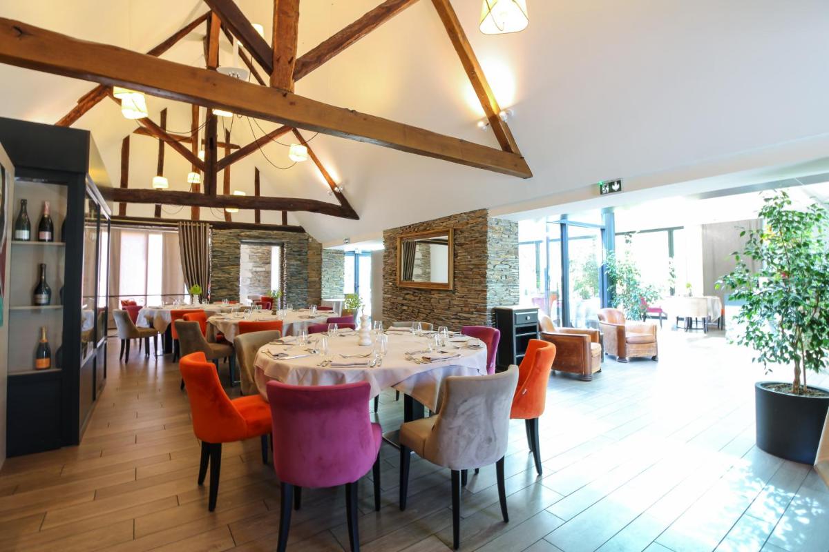 une salle à manger avec des tables et des chaises colorées dans l'établissement Loire & Sens, à Juigné-sur-Loire
