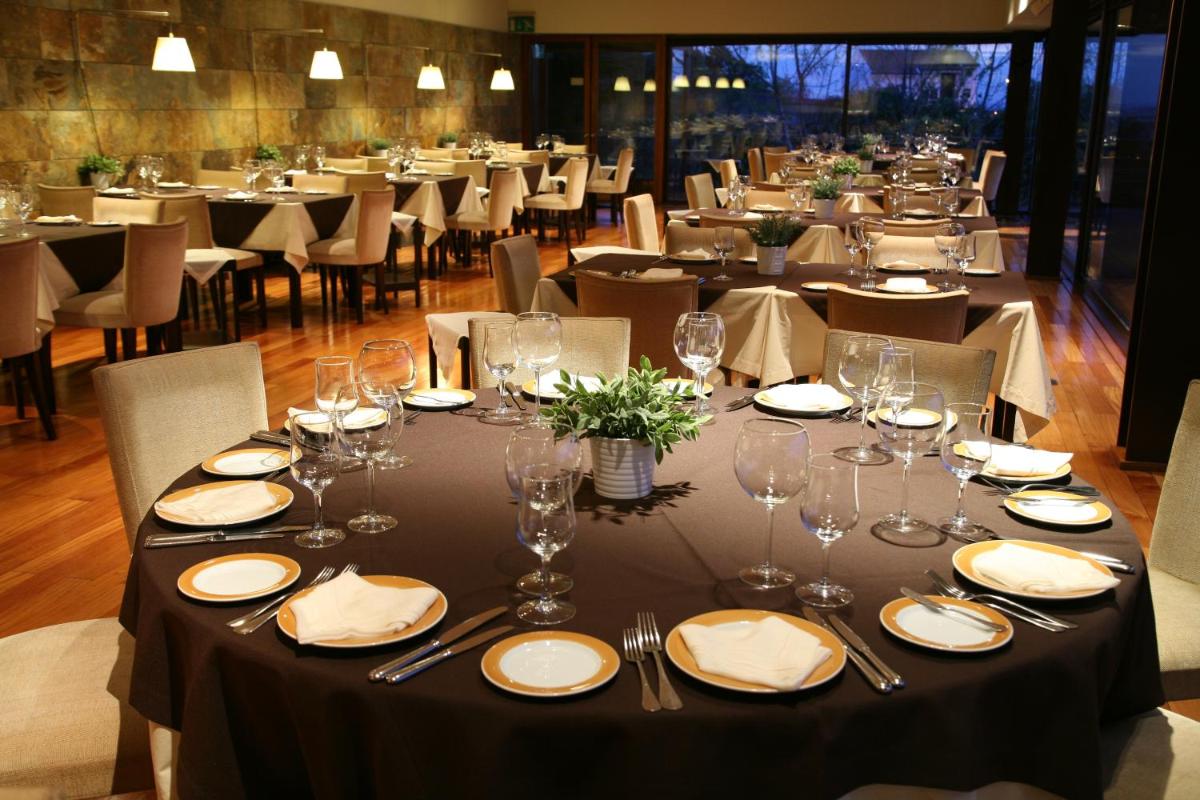 Um restaurante ou outro lugar para comer em Santana Hotel & SPA