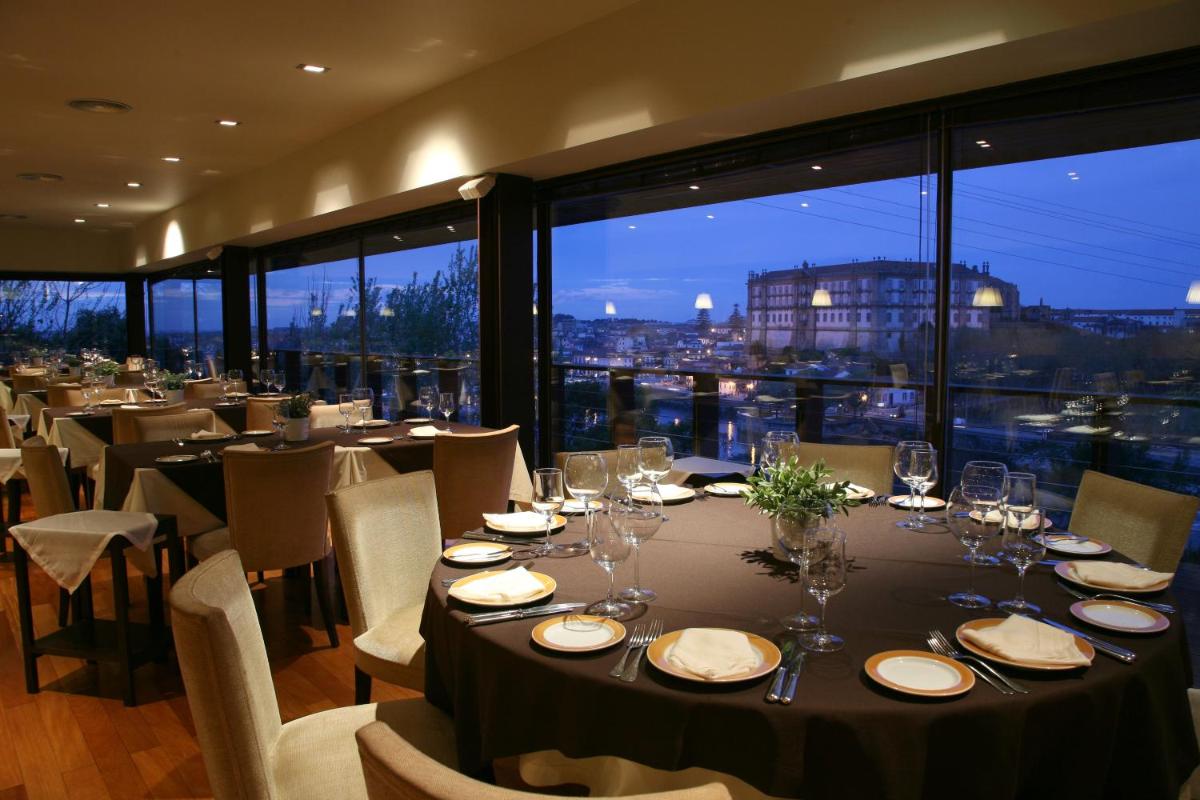 Um restaurante ou outro lugar para comer em Santana Hotel & SPA