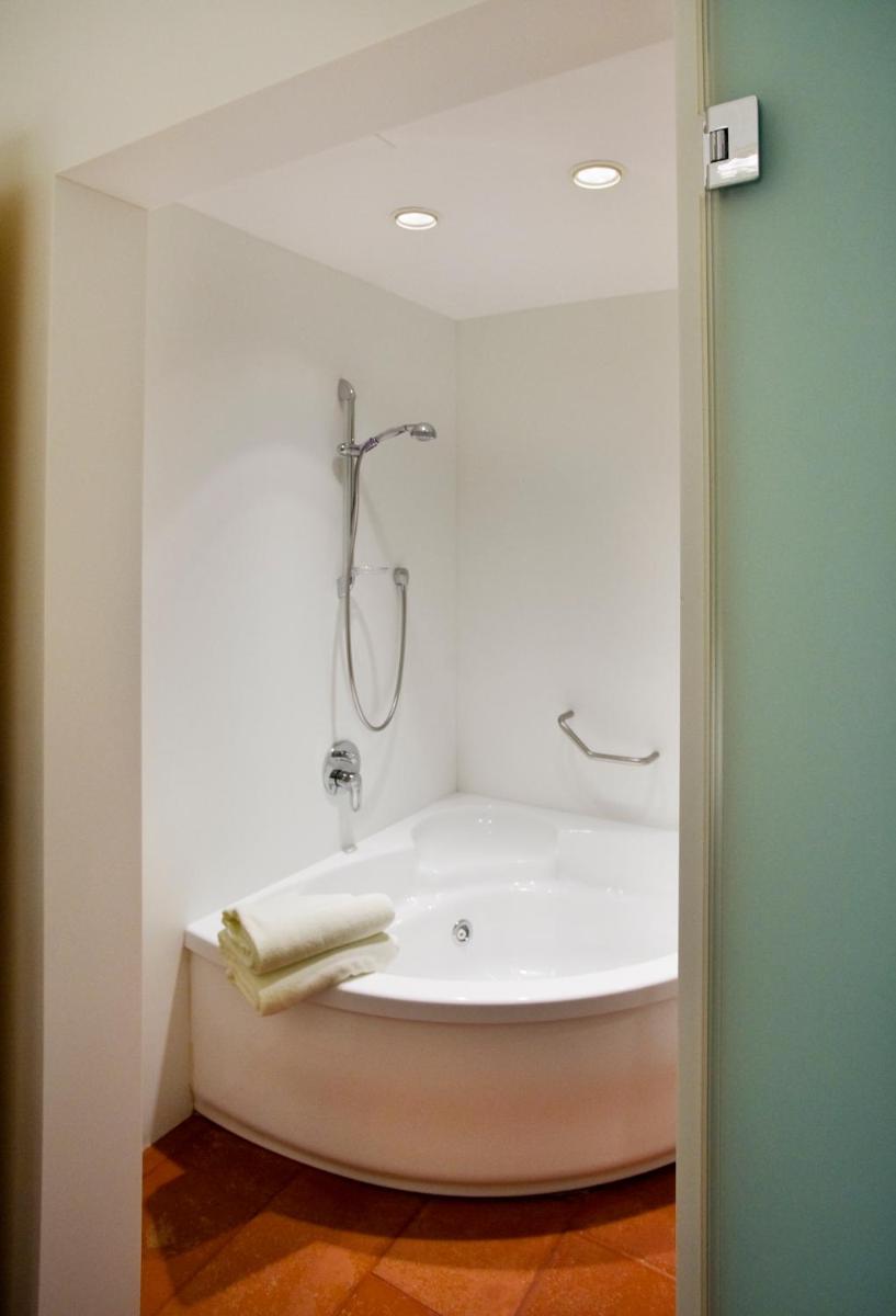 Un baño de Almadraba Park Hotel