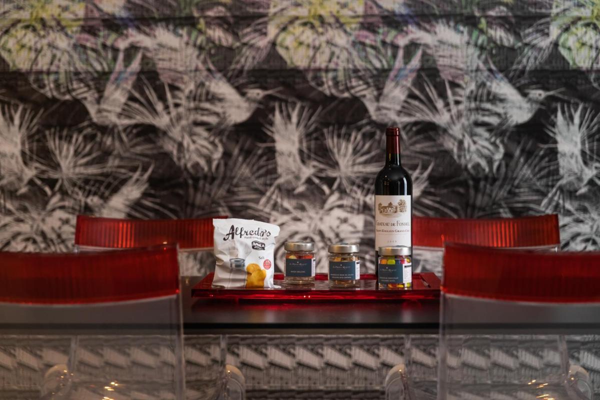 - une bouteille de vin assise au-dessus d'une table dans l'établissement Résidence & Spa Le Prince Régent, à Paris