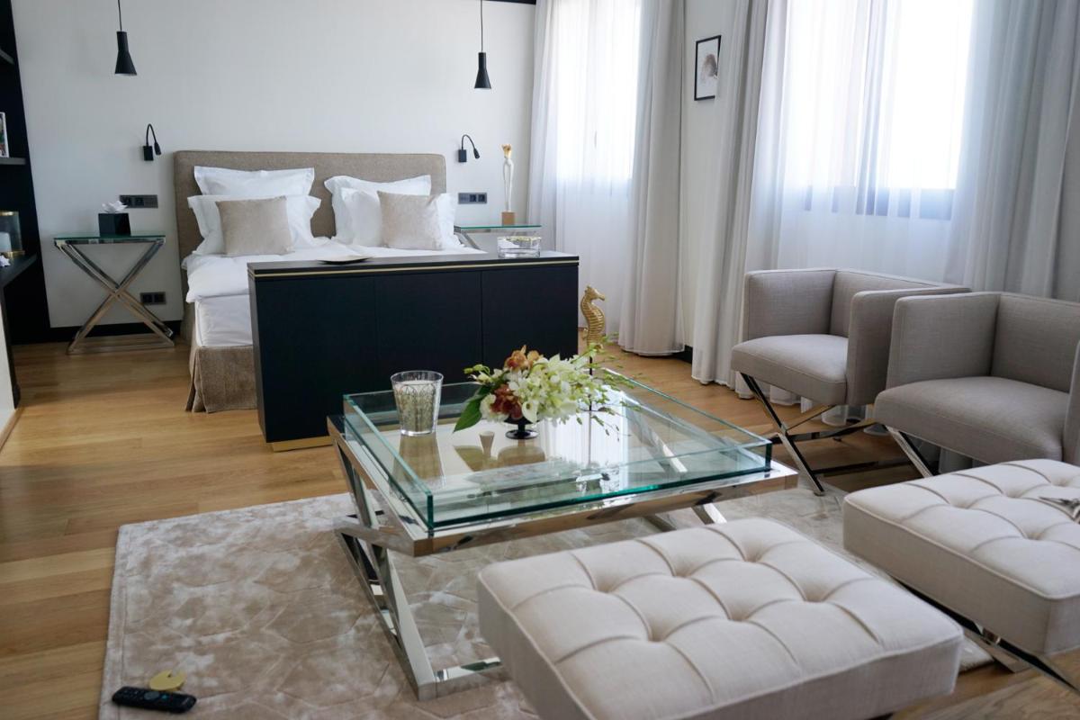Un ou plusieurs lits dans un hébergement de l'établissement Hôtel Restaurant le Touring - Teritoria