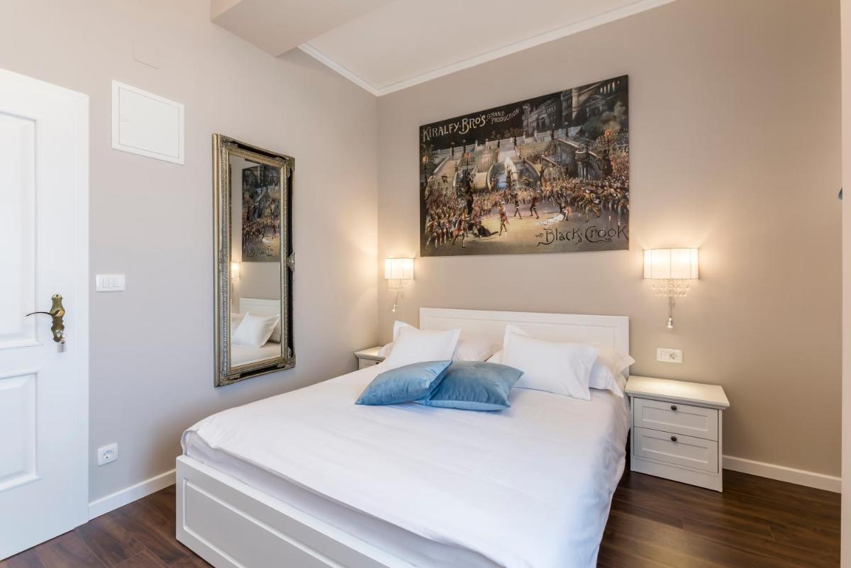 Theatre of Dreams Rooms - Housity