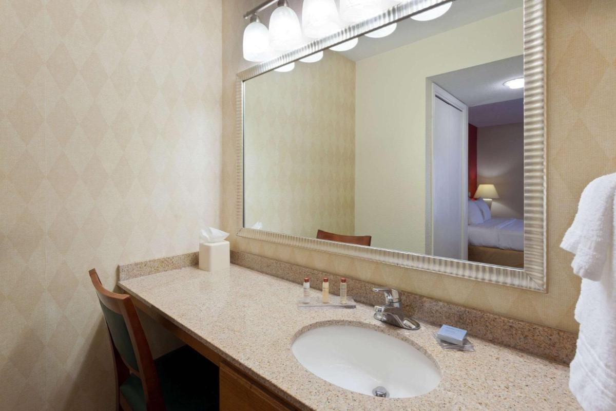 Hawthorn Suites by Wyndham Dearborn/Detroit - Housity
