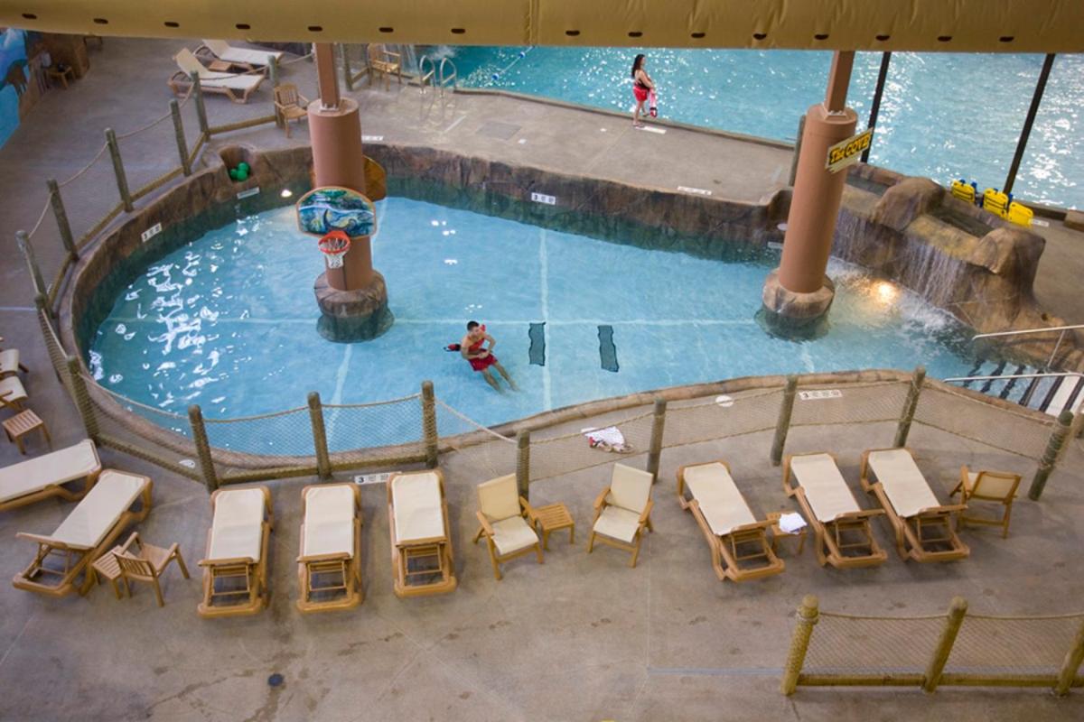 Hope Lake Lodge & Indoor Waterpark - Housity