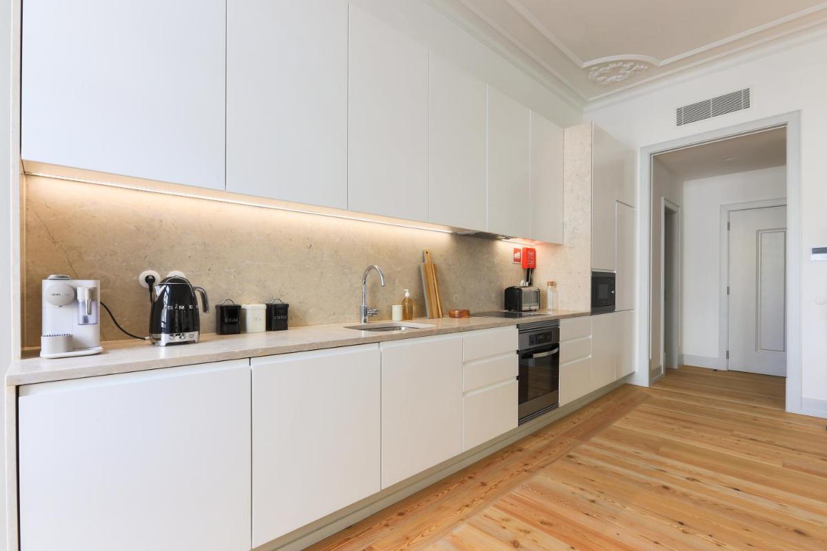 Bacalhoeiros 99 - Beautiful and bright Apartment @ Baixa, Chiado - Housity
