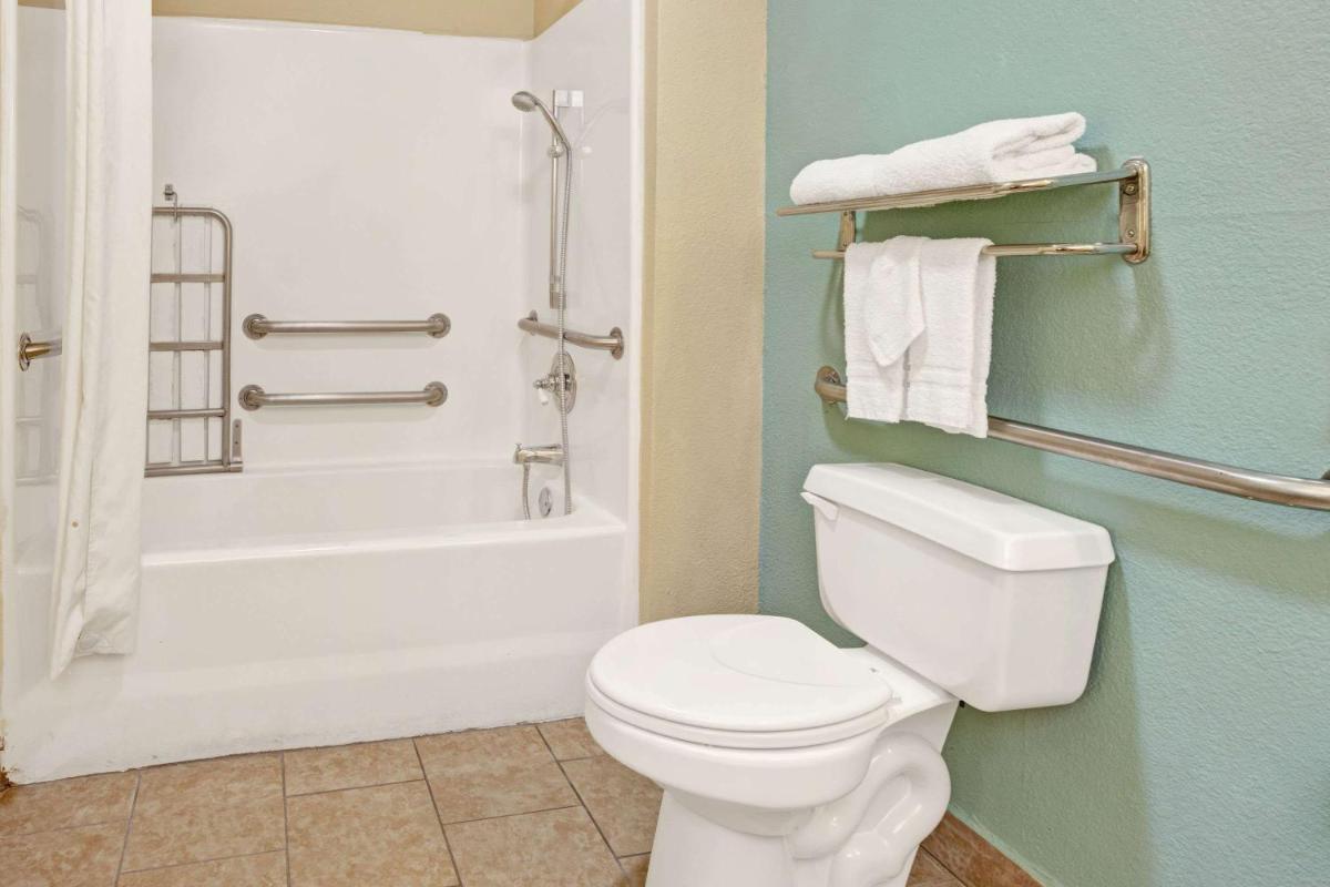 Super 8 Dallas East Near Fair Park Downtown - Housity