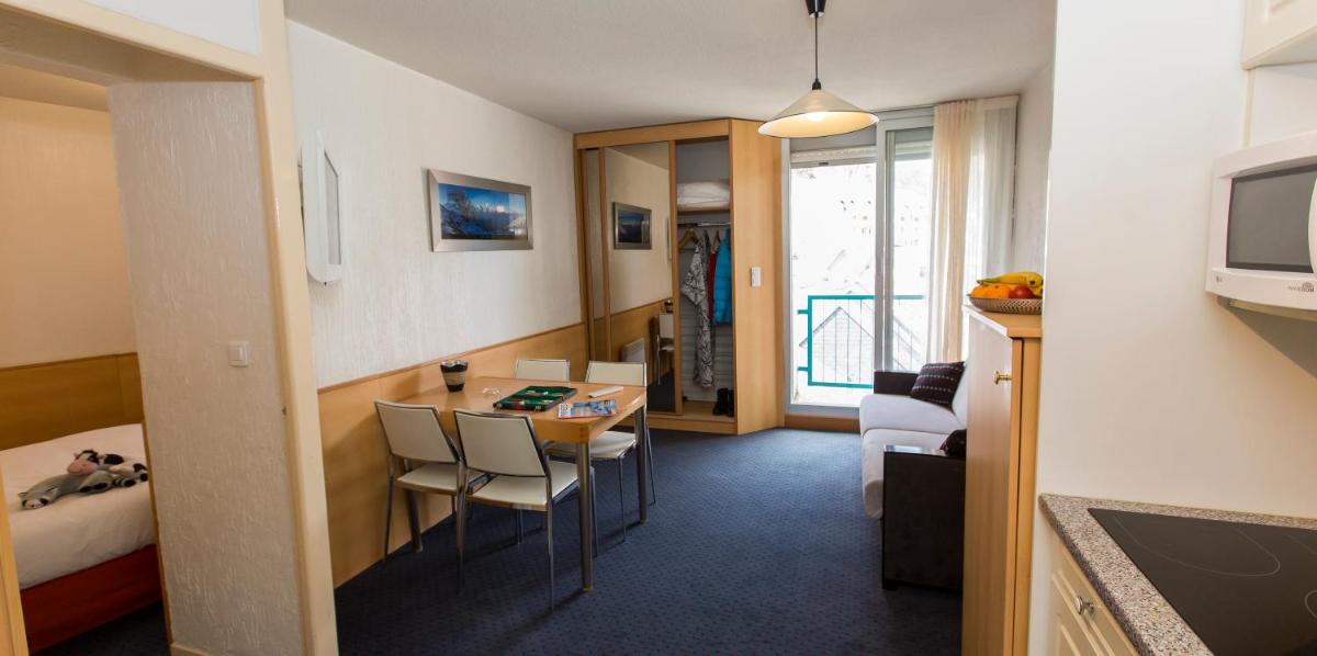 Télévision ou salle de divertissement dans l'établissement Hôtel-Résidence Le Lys